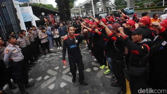 Buruh yang tergabung dalam KSPI menggelar aksi di Kedubes Malaysia, Jakarta, Kamis, (30/1/2025). Aksi ini sebagai bentuk protes atas penembangan 5 WNI oleh aparat Malaysia.