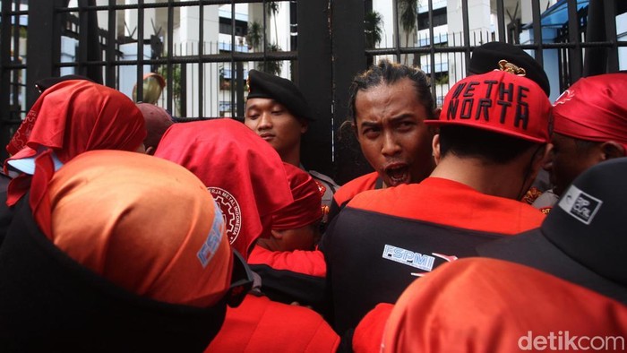 Buruh yang tergabung dalam KSPI menggelar aksi di Kedubes Malaysia, Jakarta, Kamis, (30/1/2025). Aksi ini sebagai bentuk protes atas penembangan 5 WNI oleh aparat Malaysia.
