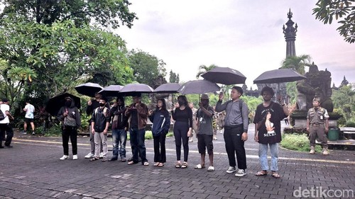 Aksi Kamisan Bali ke-849 di selatan Monumen Bajra Sandhi Renon, Denpasar, Bali, Kamis (30/1/2025). (Foto: Fabiola Dianira/detikBali)