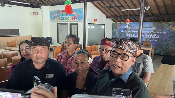 Anggota DPR-DPD RI menerima aspirasi masyarakat Serangan soal aksesibilitas ke kawasan Kura-Kura Bali di Pulau Serangan, Denpasar, Kamis (30/1/2025). (Rizki Setyo/detikBali)