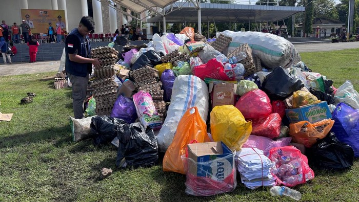 Apel sedekah sampah di Polman.