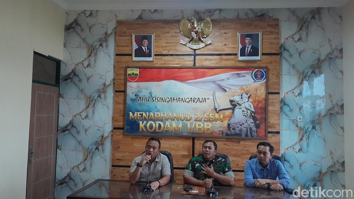 Asisten Intelijen (Asintel) Kasdam I/BB Kolonel Hary Sassono Utomo (kiri) (Foto: Nizar Aldi/detikSumut)
