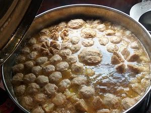 Apakah Penjual Bakso Gerobakan Perlu Punya Sertifikasi Halal?
