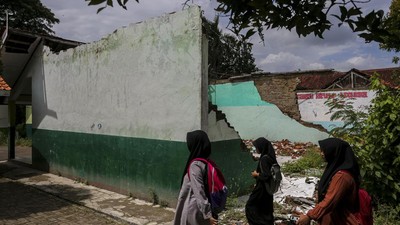 Duh! Empat Ruang Kelas SMP Negeri 2 Cikeusal Rusak