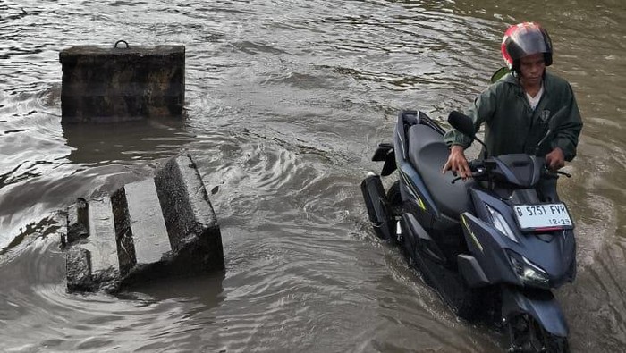 Banjir di Jalan Cacing depan kantor KBN Cakung, Jakarta Utara