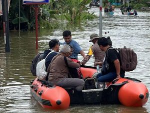 Banjir Rendam Entikong, Akses Lalin Lumpuh hingga Warga Naik-Turun Rakit