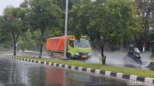 Genangan air di Jalan Lingkar Selatan, Kota Mataram, Kamis (30/1/2025).