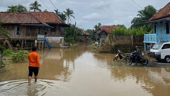 Akibat curah hujan yang tinggi dalam beberapa hari terakhir,  beberapa sungai di Musi Rawas Utara (Muratara) meluap. Bahkan, ada sebuah kelurahan yang dilanda banjir.