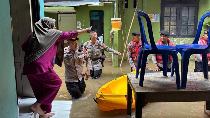 Banjir luapan kaki Ciliwung menggenangi permukiman warga di kawasan Kebon Pala, Kampung Melayu, Jakarta Timur (Jaktim). Ketinggian air banjir hampir 1 meter. (dok Istimewa)