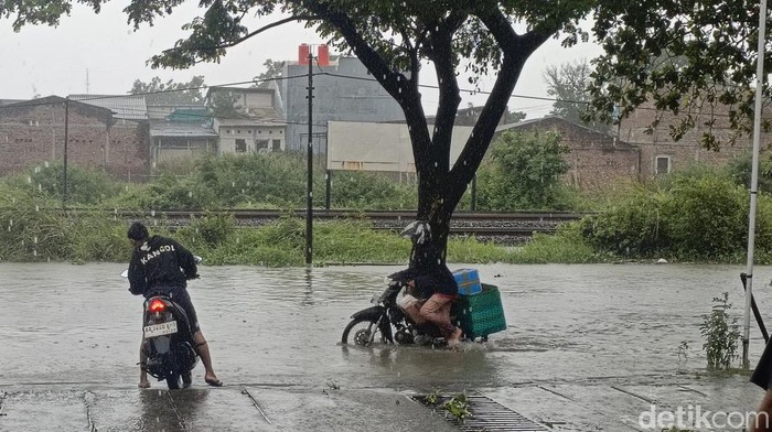 Kondisi banjir di Jalan Muktiharjo Raya.