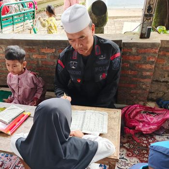 Bripka Ristomo, Brimob yang Jadi Guru Ngaji Gratis Anak Kampung Gunung Sindur