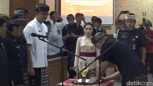 Bupati Giri Prasta saat melantik Ida Bagus Surya Suamba (kanan) sebagai Sekda Badung, Kamis (30/1/2025).