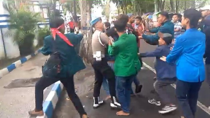 Demo mahasiswa di DPRD Sampang ricuh