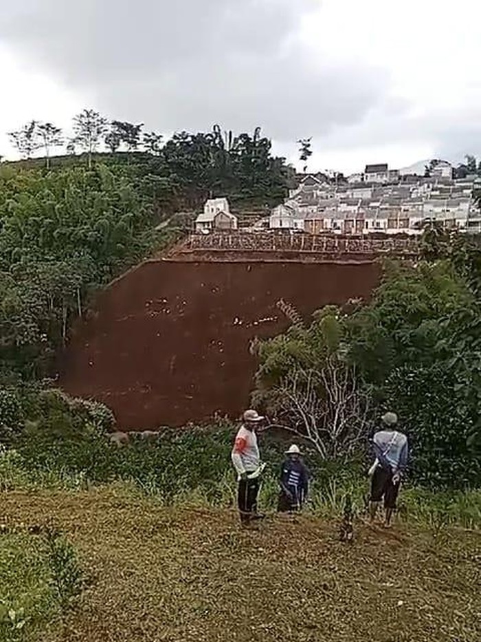 Detik-detik Longsor Dekat Perumahan PT Bumi Podo Rukun