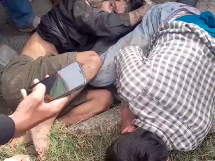 Dua pelaku begal dihajar warga di Marunda, Cilincing, Jakarta Utara (Jakut). Kedua pelaku terjatuh dari motornya usah mencuri handphone (HP) pemotor lain. (dok Istimewa)