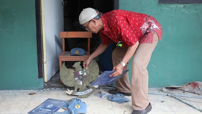 Eksekusi bangunan sekolah YP Trisila Pekerja mengangkut meja untuk dipindahkan saat eksekusi bangunan sekolah Yayasan Pendidikan Trisila di Jalan Undaan Kulon, Surabaya, Jawa Timur, Kamis (30/1/2025). Sekolah yang berdiri sejak tahun 1966 hingga 2024 itu dieksekusi setelah pihak pemohon PT Rajawali Nusantara Indonesia (Persero) memenangkan gugatan atas termohon Yayasan Pendidikan Trisila. ANTARA FOTO/Didik Suhartono/rwa.