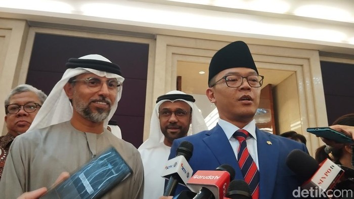 Energi dan Infrastruktur UEA, Suhail Mohamed Al Mazrouei dan Menlu RI Sugiono. (Maulana Ilhami Fawdi/detikcom)