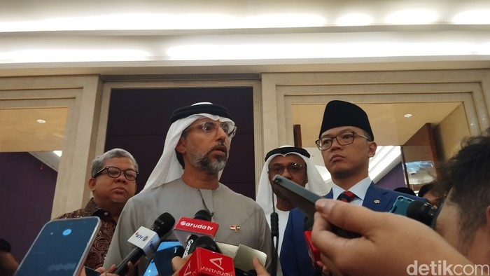 Energi dan Infrastruktur UEA, Suhail Mohamed Al Mazrouei dan Menlu RI Sugiono. (Maulana Ilhami Fawdi/detikcom)