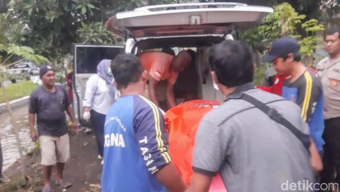 Evakuasi korban tewas kebakaran di Situbondo