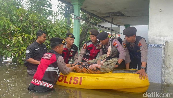 Evakuasi warga lansia di Rejoso, Pasuruan yang terdampak banjir.