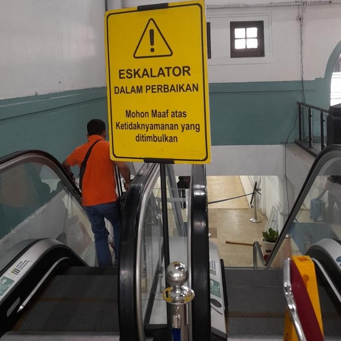 Fasilitas eskalator di Stasiun Pasarsenen, Jakarta Pusat mengalami gangguan. PT Kereta Api Indonesia (KAI) Daop 1 Jakarta menyampaikan permohonan atas. (dok KAI Daop 1)