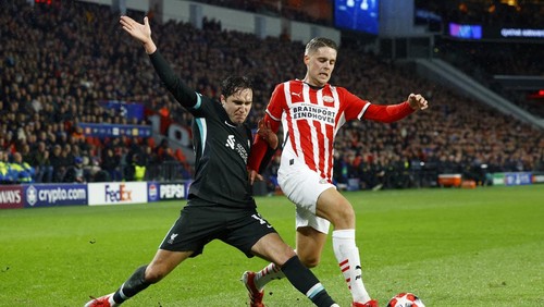 Soccer Football - Champions League - PSV Eindhoven v Liverpool - Philips Stadion, Eindhoven, Netherlands - January 29, 2025  Liverpools Federico Chiesa in action with PSV Eindhovens Joey Veerman REUTERS/Piroschka Van De Wouw