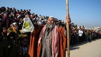 Ribuan warga menyaksikan proses penukaran sandera Hamas dengan tahanan Israel tersebut. 
