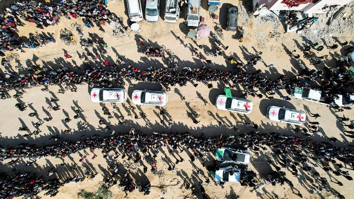 Palestinian militants surround hostage Arbel Yehoud, held in Gaza since the deadly October 7 2023 attack, on the day they hand her over to members of the International Committee of the Red Cross (ICRC) as part of a ceasefire and a hostages-prisoners swap deal between Hamas and Israel, in Khan Younis in the southern Gaza Strip, January 30, 2025. REUTERS/Ramadan Abed     TPX IMAGES OF THE DAY