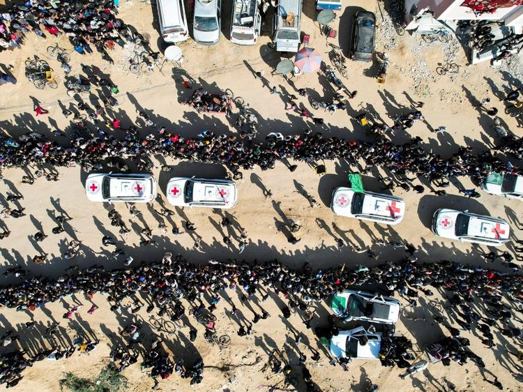 Foto Udara Warga Gaza Menyemut Saat Pembebasan Sandera Hamas