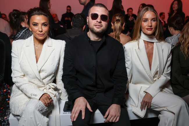 Front row Elie Saab diisi Eva Longoria dan Rosie Huntington-Whiteley. Keduanya bergaya kembar dalam balutan setelan serba putih. (Foto: Lyvans Boolaky/Getty Images)