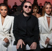 Front row Elie Saab diisi Eva Longoria dan Rosie Huntington-Whiteley. Keduanya bergaya kembar dalam balutan setelan serba putih. (Foto: Lyvans Boolaky/Getty Images)