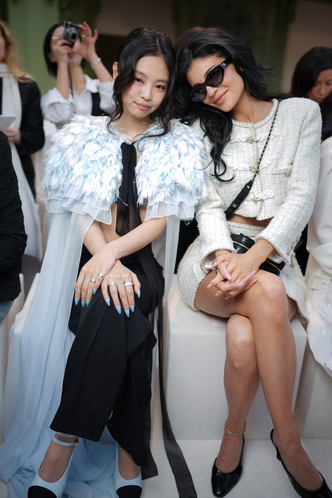 Kylie Jenner dan Jennie BLACKPINK menghadiri peragaan adibusana Chanel. Keduanya kompak bersolek dengan busana yang mengekspos bagian perut. (Foto: Swan Gallet/WWD via Getty Images)