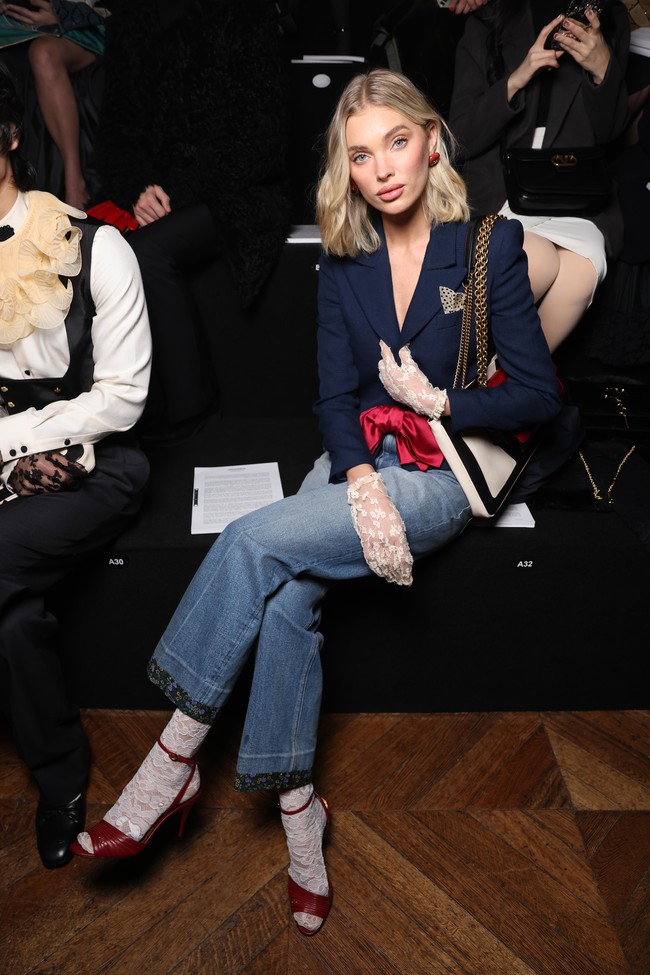 Juga hadir di fashion show Valentino, model Swedia Elsa Hosk. Padanan blazer tanpa dalaman dan jeans menenami penampilannya. (Foto: Victor Boyko/Getty Images for Valentino)
