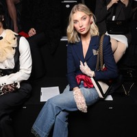 Juga hadir di fashion show Valentino, model Swedia Elsa Hosk. Padanan blazer tanpa dalaman dan jeans menenami penampilannya. (Foto: Victor Boyko/Getty Images for Valentino)