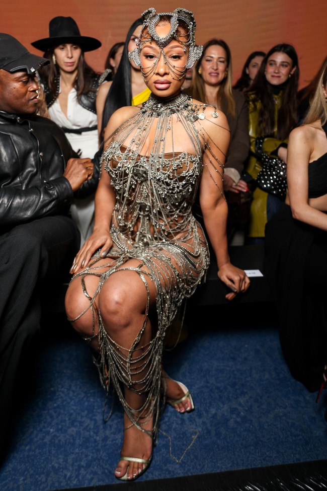 Megan Thee Stallion memberikan gaya terbaiknya di peragaan Gaurav Gupta Haute. Headpiece tanduk kian menyempurnakan penampilannya. (Foto: Lyvans Boolaky/Getty Images)