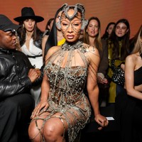 Megan Thee Stallion memberikan gaya terbaiknya di peragaan Gaurav Gupta Haute. Headpiece tanduk kian menyempurnakan penampilannya. (Foto: Lyvans Boolaky/Getty Images)