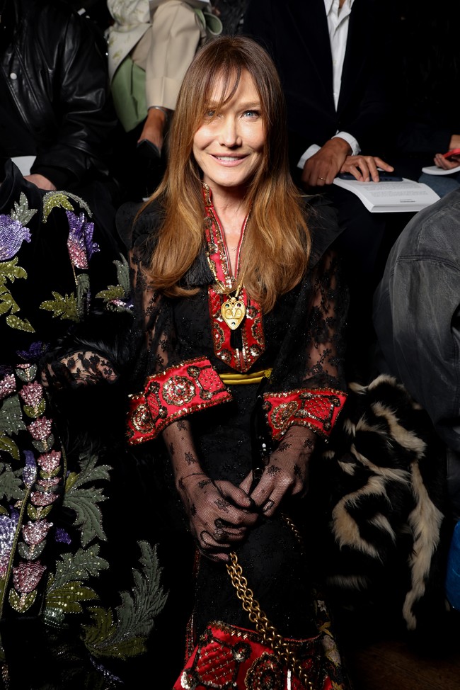Mantan ibu negara Prancis yang juga model, Carla Bruni, tak melewatkan peragaan adibusana perdana Alessandro Michele untuk Valentino. Ia pun merayakan momen tersebut dengan gaun hitam brokat yang dihiasi embellishment dramatis. (Foto: Victor Boyko/Getty Images for Valentino)