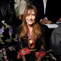 Mantan ibu negara Prancis yang juga model, Carla Bruni, tak melewatkan peragaan adibusana perdana Alessandro Michele untuk Valentino. Ia pun merayakan momen tersebut dengan gaun hitam brokat yang dihiasi embellishment dramatis. (Foto: Victor Boyko/Getty Images for Valentino)