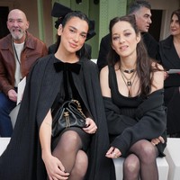 Dua Lipa juga menyaksikan presentasi busana teranyar persembahan Chanel. Ia duduk bersebelahan dengan aktris Marion Cotillard. Busana serba hitam menjadi andalan mereka. Foto: Swan Gallet/WWD via Getty Images