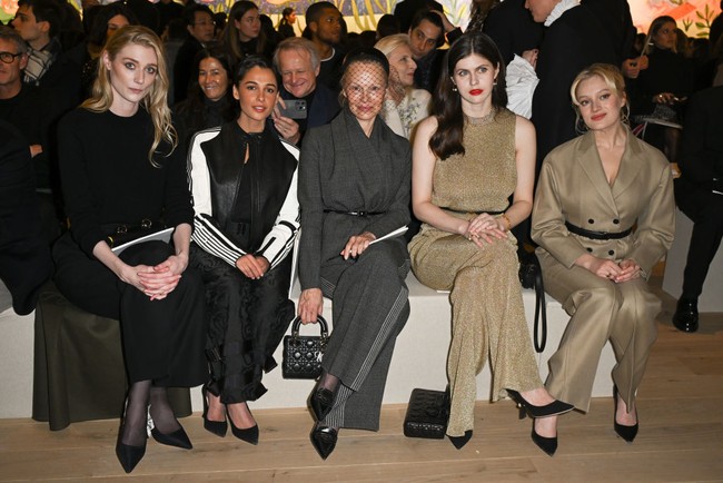 Pamela Anderson konsisten dengan tampilan tanpa makeup. Duduk di antara para bintang seperti Elizabeth Debicki, Naomi Scott, dan Alexandra Daddario, sang aktris yang pernah mendapat julukan bom seks ini terlihat stand out. (Foto: Stephane Cardinale/Corbis via Getty Images)