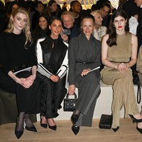 Pamela Anderson konsisten dengan tampilan tanpa makeup. Duduk di antara para bintang seperti Elizabeth Debicki, Naomi Scott, dan Alexandra Daddario, sang aktris yang pernah mendapat julukan bom seks ini terlihat stand out. (Foto: Stephane Cardinale/Corbis via Getty Images)