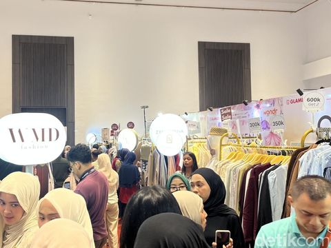 GlamLocal hadir di Summarecon Mall Bandung, Jawa Barat mulai dari 29 Januari hingga 2 Februari 2025. Bazar GlamLocal kali ini bertajuk Fashion Parade 2025 dan menghadirkan 120 brand hijab dan modest fashion.