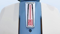 Secara umum, Honda Super Cub 50 Final Edition masih sama seperti model regular yang meluncur tahun lalu. Kendaraan tersebut tetap mengusung tampilan klasik berkat dimensi yang ramping dan fairing yang dirancang minimalis. Foto: Doc. Honda JP.