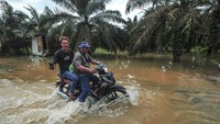 Sementara itu jalan di Desa Tanjung Lebar, Muaro Jambi, Jambi, terendam banjir, Kamis (30/1/2025).   