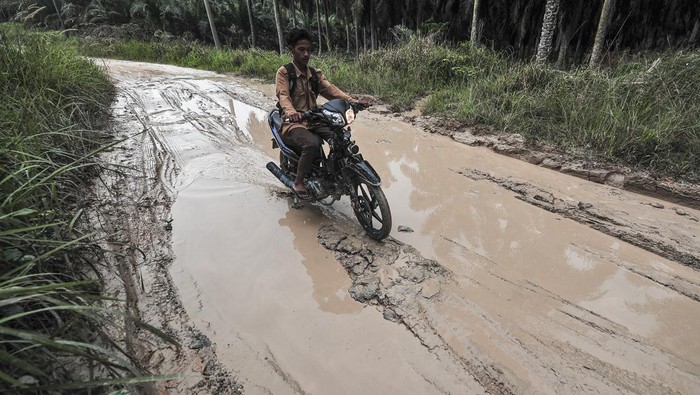 Pengendara sepeda motor menerobos jalan yang terendam banjir di Desa Tanjung Lebar, Muaro Jambi, Jambi, Kamis (30/1/2025). Jalan penghubung satu-satunya sejumlah desa di Kecamatan Bahar Selatan dengan Sungai Bahar itu terendam banjir akibat meluapnya Sungai Tanjung Lebar hingga ketinggian 40 sentimeter setelah diguyur hujan dengan intensitas sedang hingga lebat sejak lima hari terakhir. ANTARA FOTO/Wahdi Septiawan/tom.