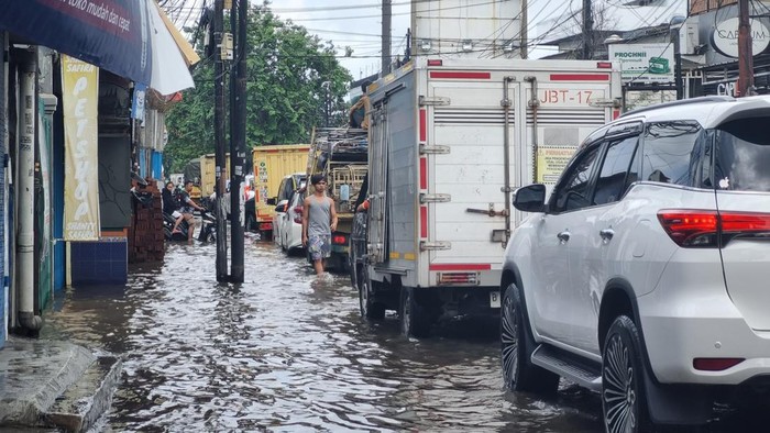 Jalan Kamal Raya, Cengkareng, Jakarta Barat, Kamis (30/1/2025) masih tergenang air.