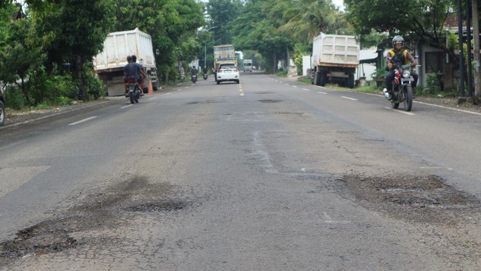 Jalan nasional Bojonegoro dipenuhi lubang
