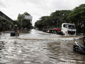 Jalan Raya Cakung Cilincing Lumpuh Imbas Banjir