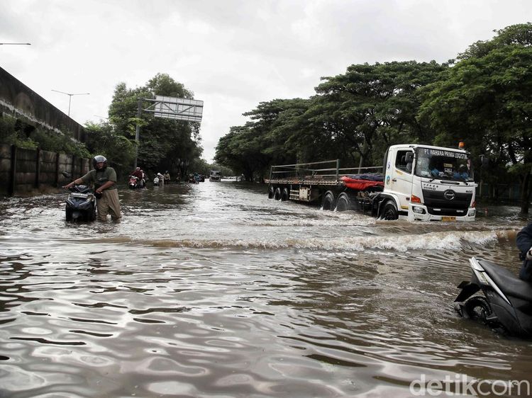 Jalan Raya Cakung Cilincing Lumpuh Imbas Banjir