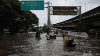 Banjir setinggi 60 cm itu masih merendam ruas jalan tersebut dan membuat lumpuh total jalan pegendara. 